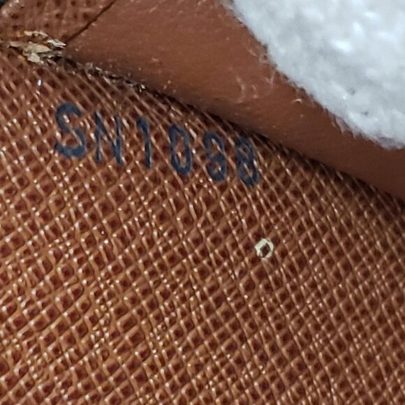 Louis Vuitton Wallet Organizer, Passport & Check Holder Monogram 300-101025 - Picture 15 of 16